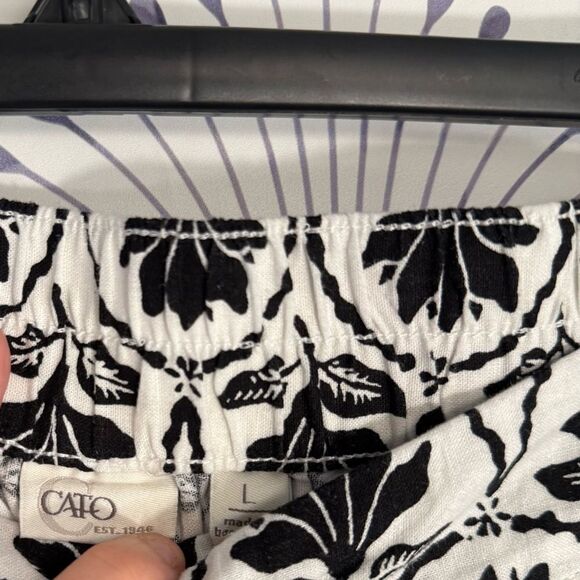 Cato Black and White Patterned Women's Capris size large waist-17/19 Inseam-23 - Picture 2 of 7